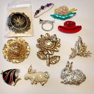 11 brooches/pins